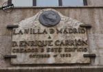 Placa dedicada a D. Enrique Carrión